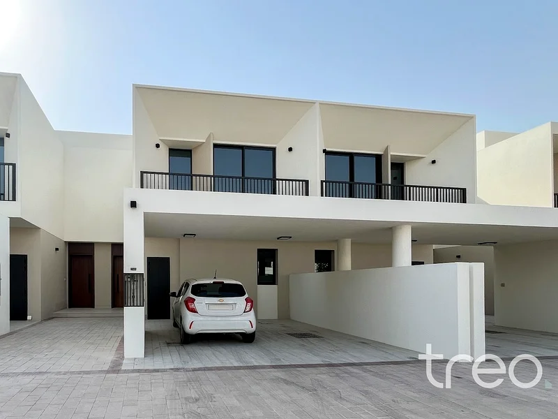Viewable | Single row | Near pool and park63951939816067110