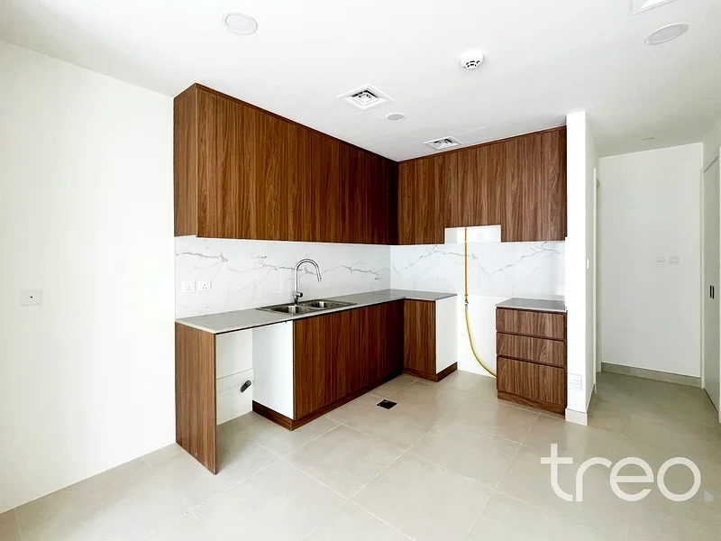 Viewable | Single row | Near pool and park63951939816067112