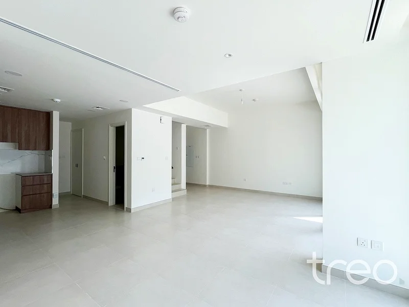 Viewable | Single row | Near pool and park63951939816067113