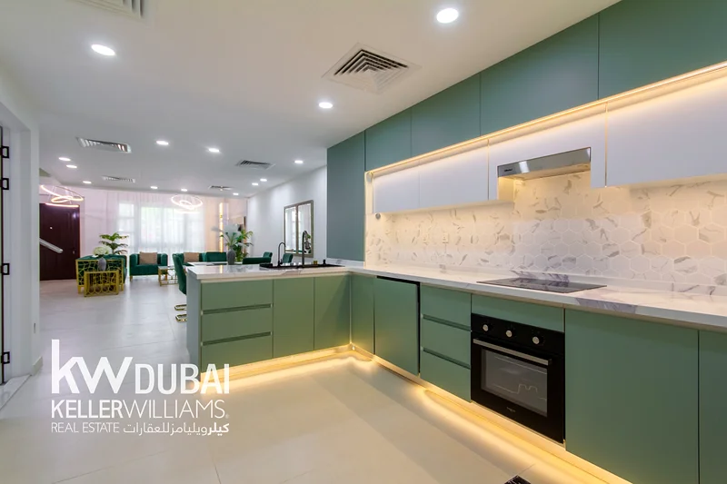 4 غرف نوم بالإضافة إلى خادمة | مفروشة | تم تجديدها بالكامل | شاغرة63781000226305113