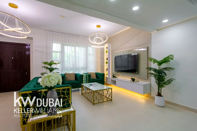 4 غرف نوم بالإضافة إلى خادمة | مفروشة | تم تجديدها بالكامل | شاغرة63781000226305110