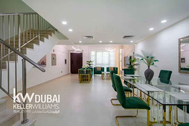 4 غرف نوم بالإضافة إلى خادمة | مفروشة | تم تجديدها بالكامل | شاغرة63781000226305112