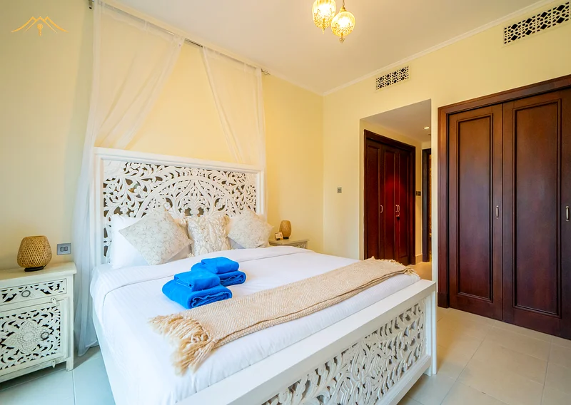 شقة مفروشة بالكامل مكونة من غرفتي نوم على الطراز المعماري العربي الكلاسيكي63833397112066112