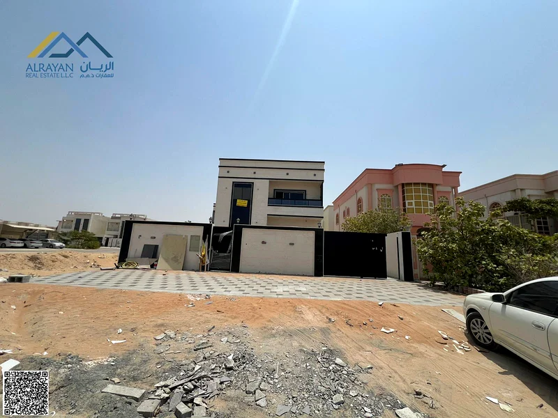 For sale: A large villa with luxurious finishes. The price includes air conditioning. It's close to all schools and services.63869383336323112