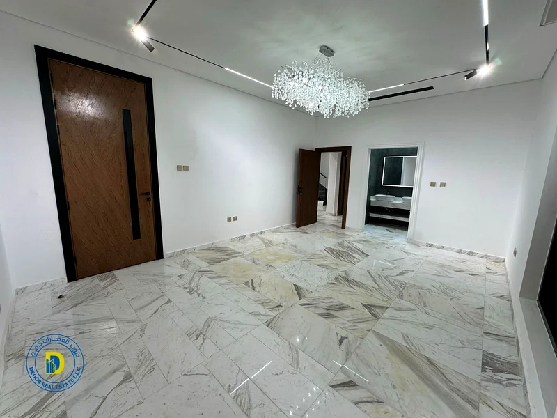 For sale, a 5-room, 3-story villa in Al Helio 2 area, including registration fees, a prime location, freehold, bank financing63907817345666114