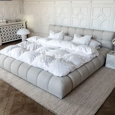 Stylish Contemporary king Bed with Luxurious Bedding