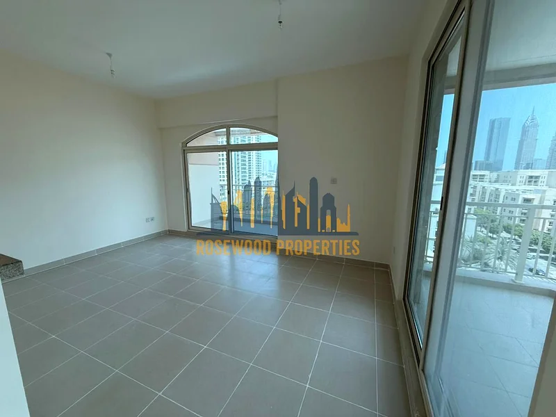 WELL MAINTAINED | POOL AND LAKE VIEW | VACANT63921492809987113