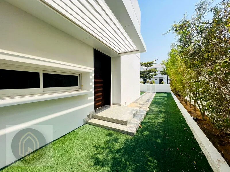 Single Row | Close to Amenities | Semi-Detached + Maid63731086445315110