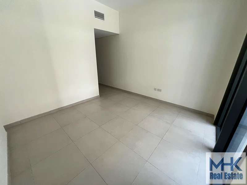 شاغر شقة كبيرة مكونة من غرفتي نوم ومخزن مع مطبخ مغلق في نسائم ميرديف هيلز63922165784067114