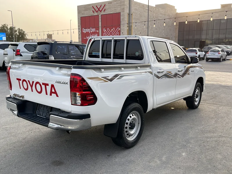Toyota Hilux 2024 Gulf version 4X4 diesel manual transmission63401314118018114