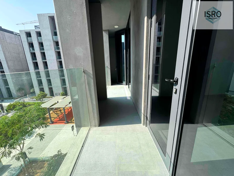 شرفة ضخمة !! جديدة بالكامل بإطلالة على المسبح على أربع دفعات63705776780419112
