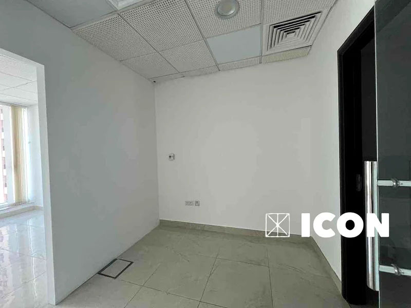 Prime location | Vacant | Private washroom & Pantry  | Very Bright63826858347522112