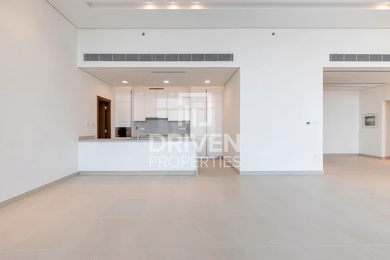 Canal-Facing | Open Layout | Prime Location63949512769281111