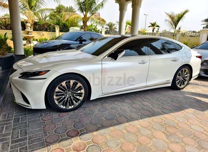 Lexus LS500h (GCC - Al Futtaim)63398644572802111