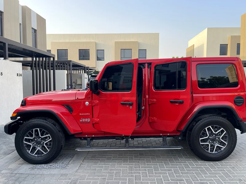 جيب ورانغلر ساهارا 2024 | سقف صلب | فقط 9,800 كم | المالك الأول من وكالة الفطيم للسيارات63398602352515112