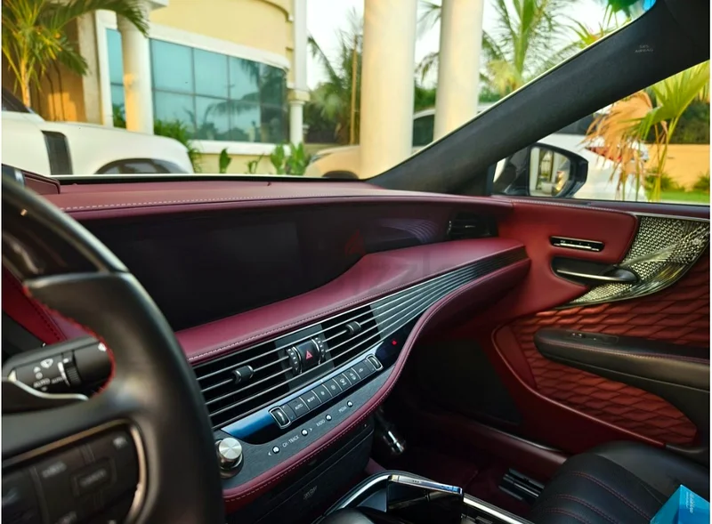 Lexus LS500h (GCC - Al Futtaim)63398644572802114