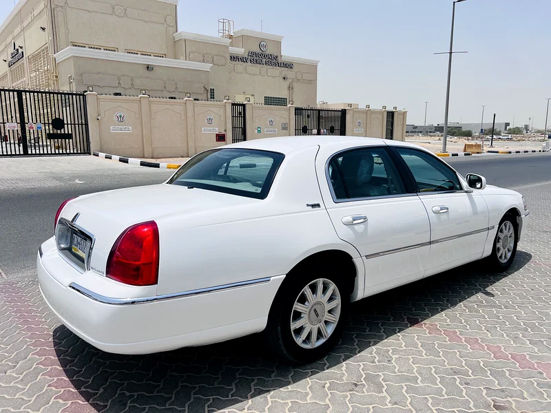 Lincolin town car2011/Low mileage/very clean car63613734598531114