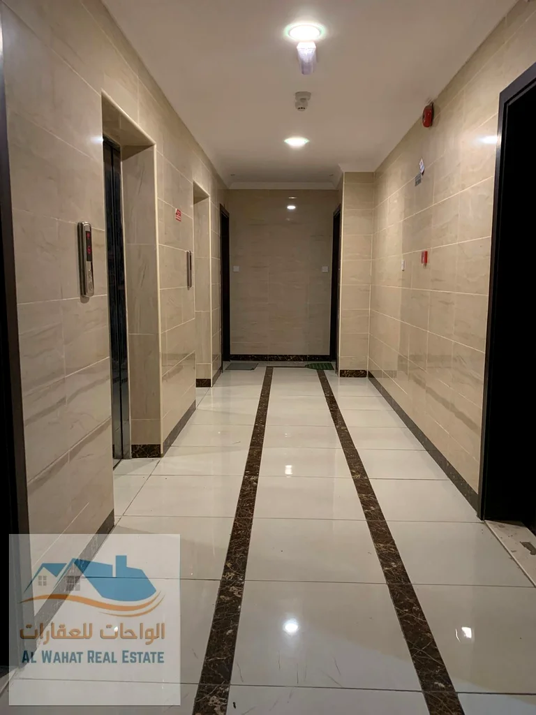 للإيجار السنوي، غرفة وصالة مع حمامين، مساحة كبيرة، وتكييف مركزي63714439547009111