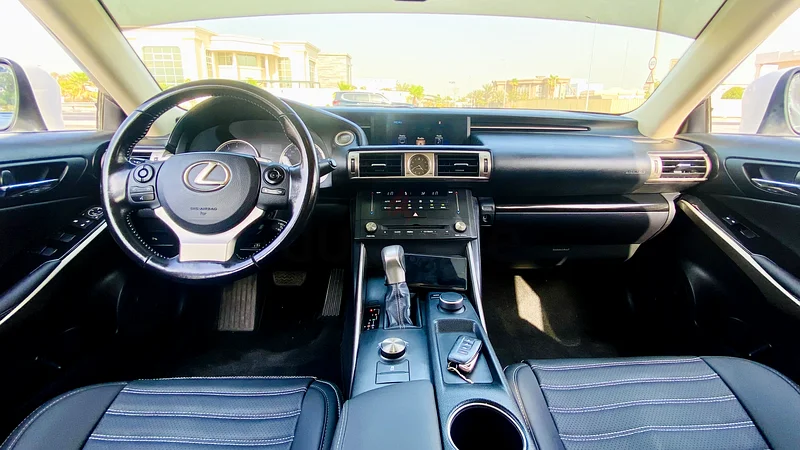 Lexus// IS// 200T// GCC// 2016// Low KMs63398642098818111