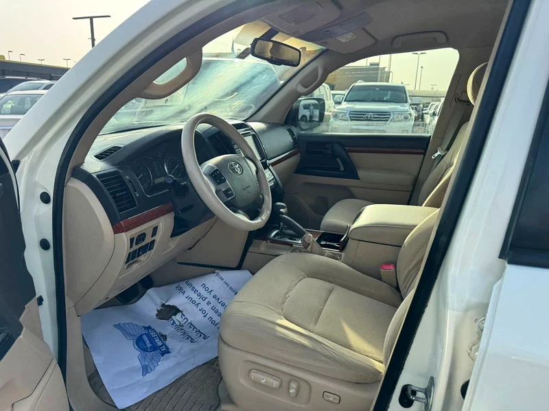 Toyota landcruiser 2014 v6 white color GCC calen car63399949880577112
