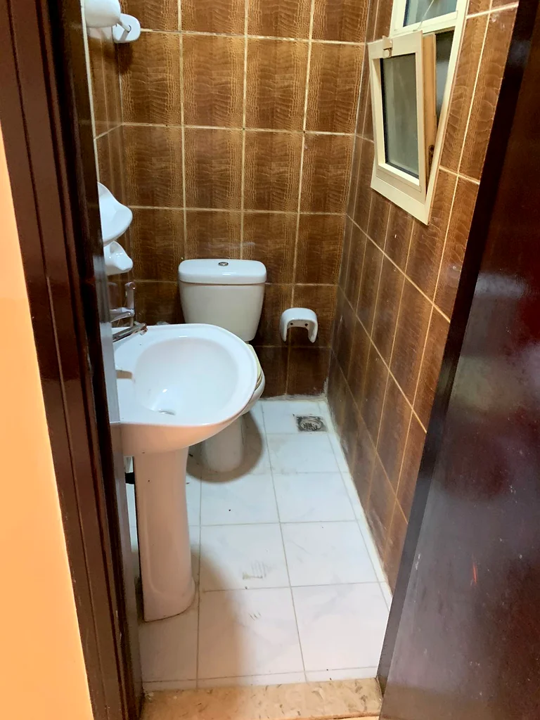 لإيجار سنوي، غرفتين وصالة وحمامين وشرفة، الجرف 2، بالقرب من مدرسة الأقصى63716039296386113