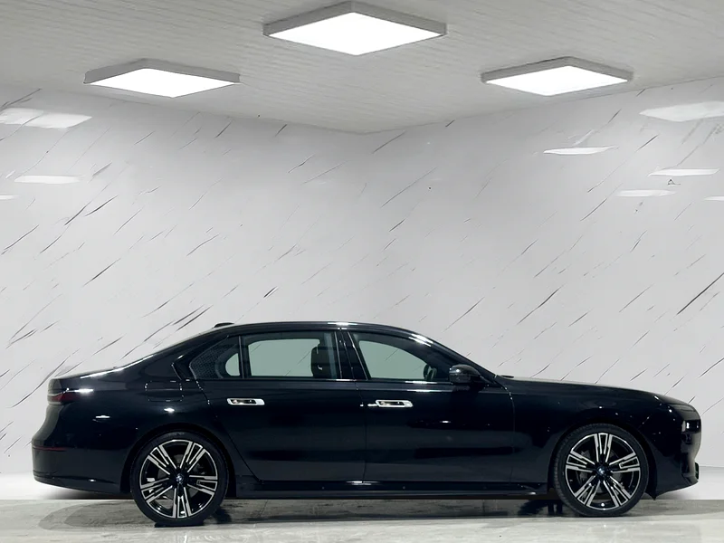 HIGH OPTION -- BMW AGENCY WARRANTY/SERVICE UNTIL JUNE 2027 -- LOW KM63411931443074113