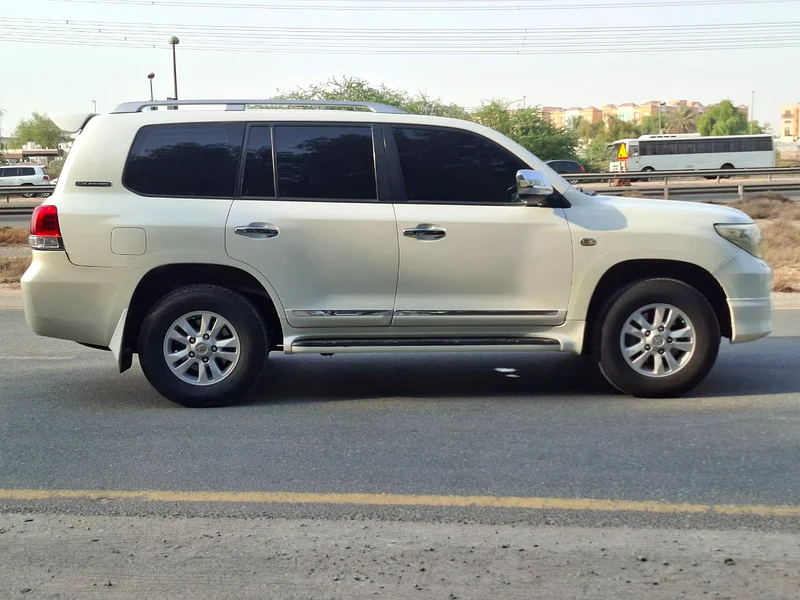 Toyota Land Cruiser model 2011 GXRI V/663399948619906114