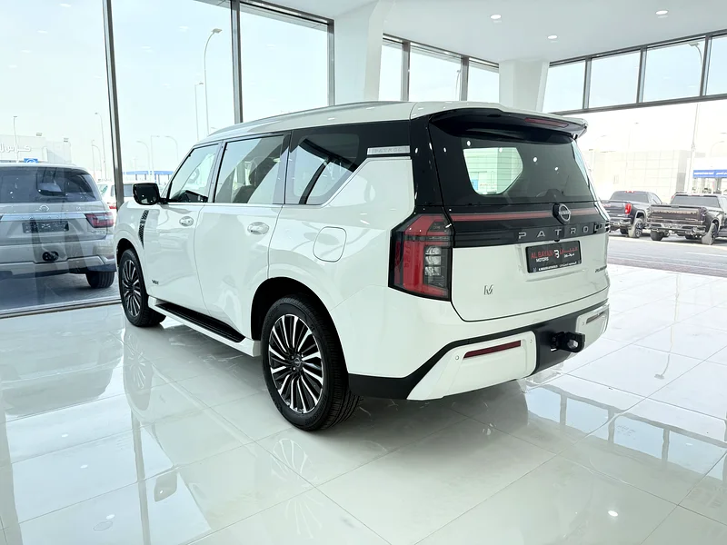Nissan Patrol Platinum Twin Turbo 2025 Gulf white/red petrol63405293158530113