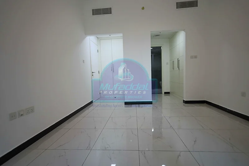 شقة كبيرة بغرفة نوم واحدة للإيجار | مع شرفة | 70 ألف / 4 | أقل من السوق63786870861955114