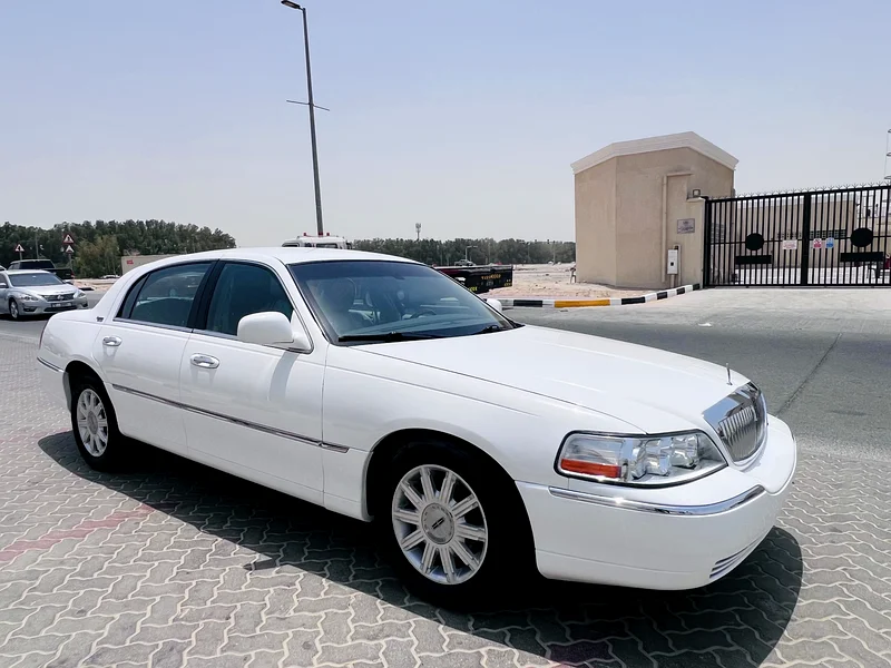 Lincolin town car2011/Low mileage/very clean car63613734598531112