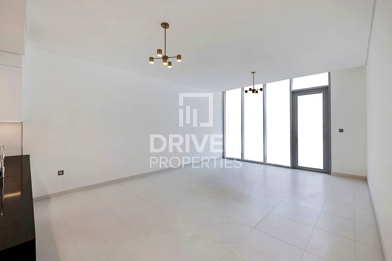 Exceptionally High End Unit with Captivating Views64006536310658111