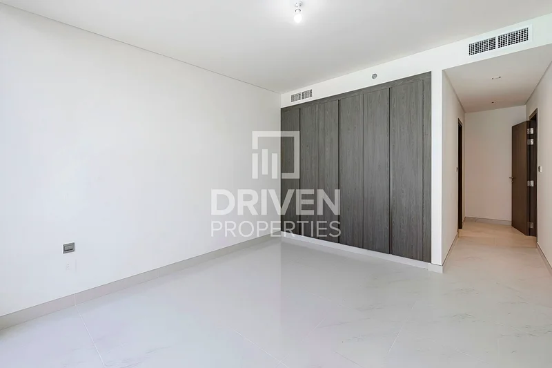 Exceptionally High End Unit with Captivating Views64006536310658113