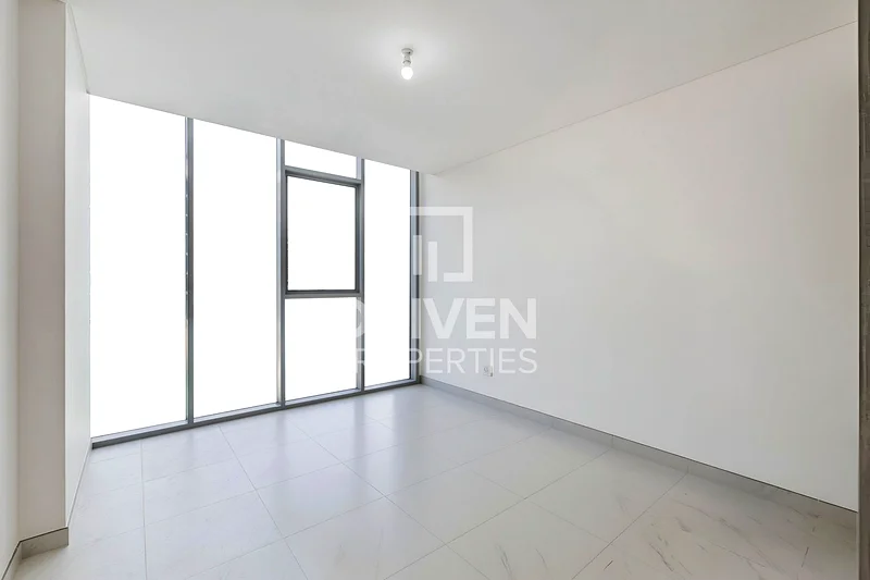 Exceptionally High End Unit with Captivating Views64006536310658114