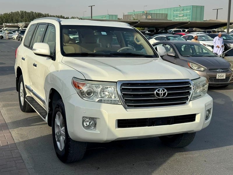 Toyota landcruiser 2014 v6 white color GCC calen car63399949880577111