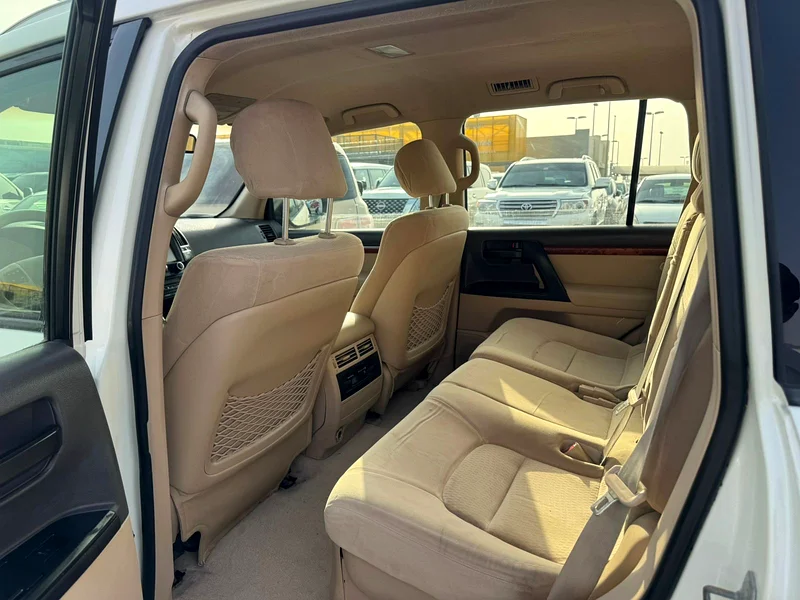 Toyota landcruiser 2014 v6 white color GCC calen car63399949880577113