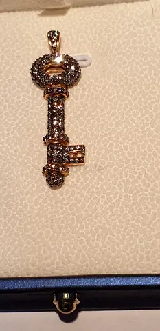 DIAMOND AND 18K GOLD  KEY PENDANT EXCLUSIVE BRAND DE GRISOGONO (SIZE4,2 X 2,6) WHITE DIAMOND, THE PR