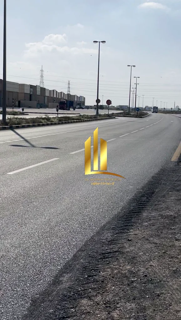 قطعة أرض للبيع في السجا، القطعة الثانية من الشارع الإسفلتي، بدخل سنوي قدره 140,000 درهم. يمتلك فقط حوضين.63820763023873114
