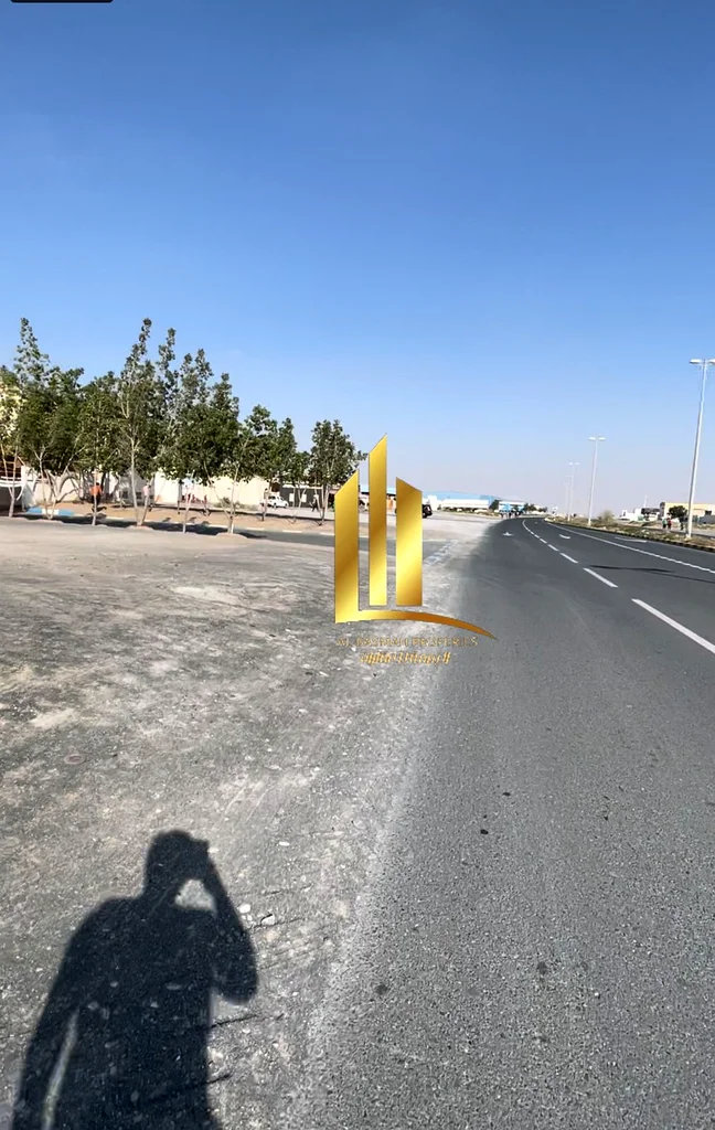 قطعة أرض للبيع في السجا، القطعة الثانية من الشارع الإسفلتي، بدخل سنوي قدره 140,000 درهم. يمتلك فقط حوضين.63820763023873113