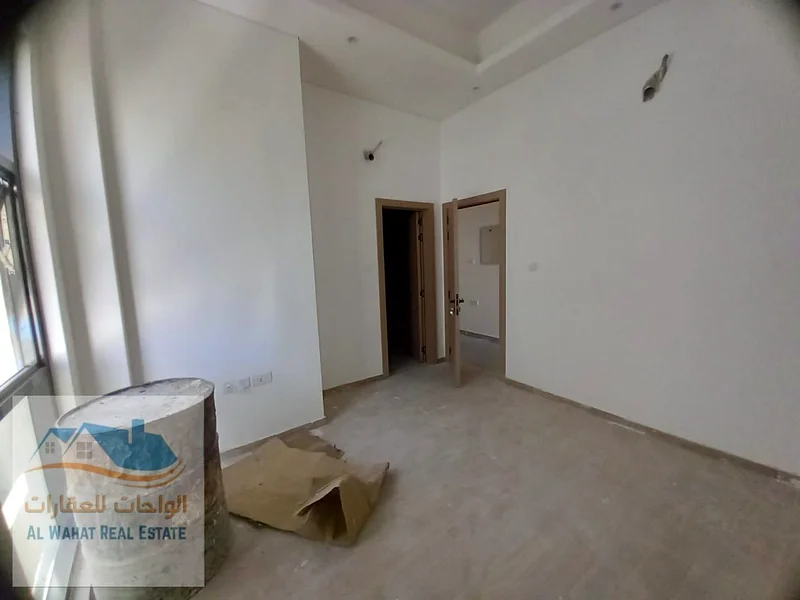 لإيجار سنوي، فيلا واسعة مكونة من 3 غرف نوم، وغرفة نوم رئيسية، وموقف سيارات خاص63718569036033112