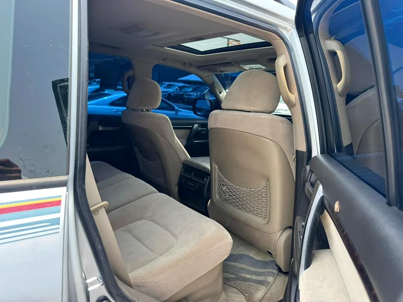 Toyota landcruiser 2010 silver color GCC calen car63399947771651114