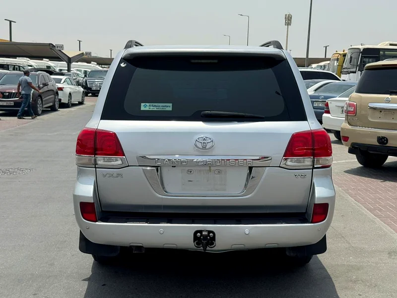 Toyota landcruiser 2010 silver color GCC calen car63399947771651112