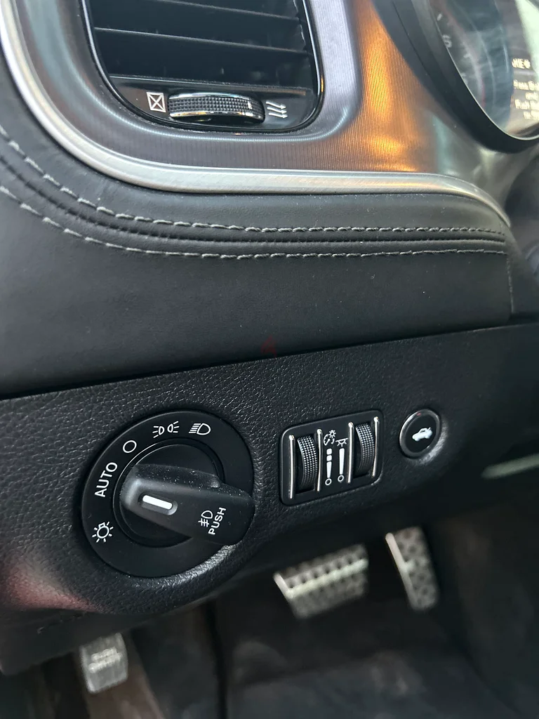 Dodge charger R/T 
HEMI V8
Canadian spec
2021
Km 7940863398537371778114