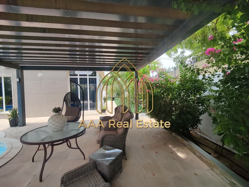 حديقة خضراء ضخمة | مسبح | منظر طبيعي مذهل63747082553859113
