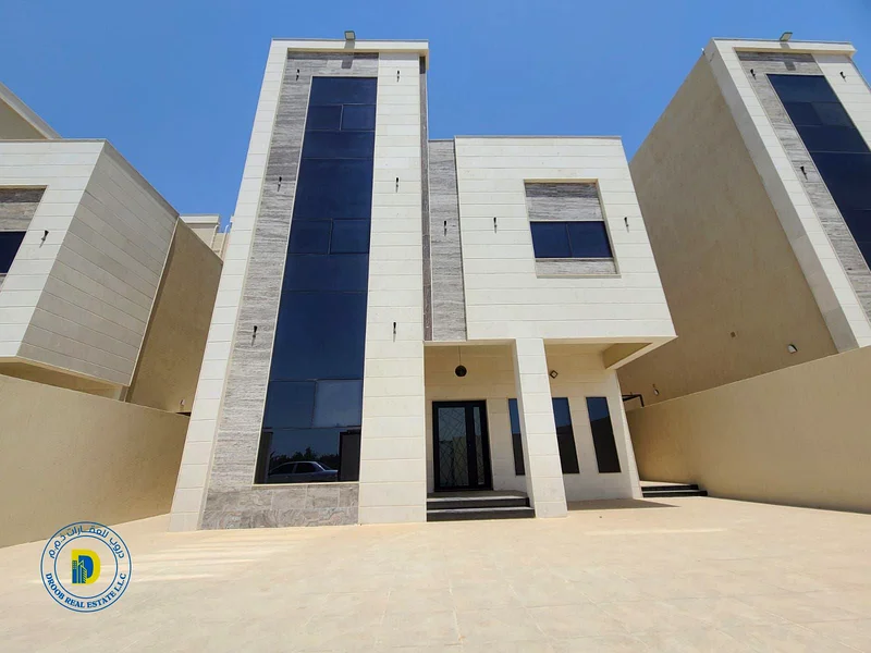 فيلا للبيع مكونة من 7 غرف وبمساحة كبيرة. يشمل السعر رسوم التسجيل ورسوم الملكية.63893336904705113