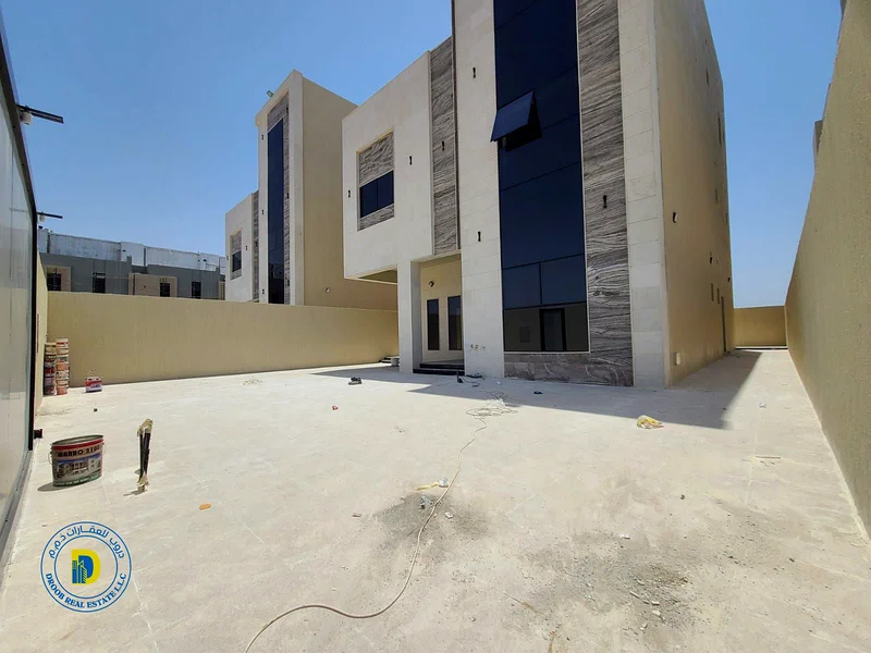 فيلا للبيع مكونة من 7 غرف وبمساحة كبيرة. يشمل السعر رسوم التسجيل ورسوم الملكية.63893336904705111