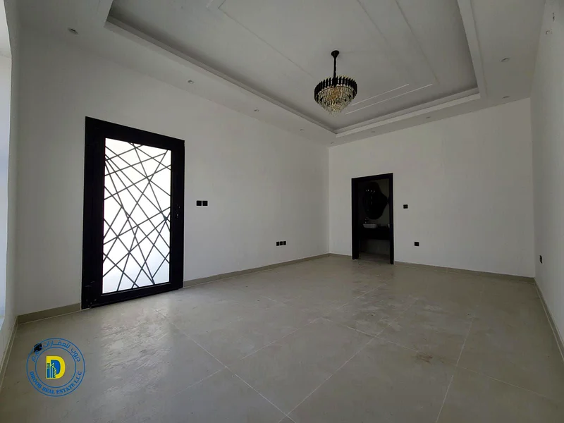 فيلا للبيع مكونة من 7 غرف وبمساحة كبيرة. يشمل السعر رسوم التسجيل ورسوم الملكية.63893336904705114