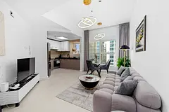 Stylish 2BR with Pool, Gym and Skyline View