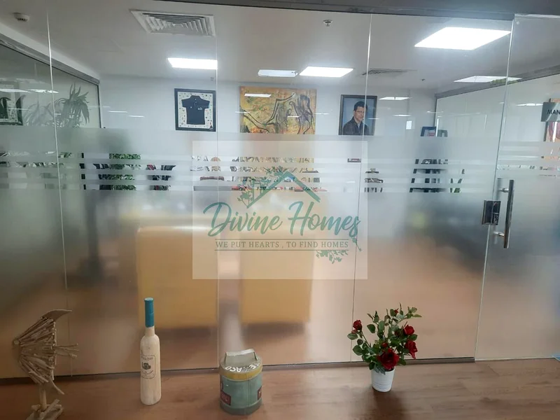 مكتب مجهز بالكامل / موقع متميز / موقف سيارات محجوز63615249425667112