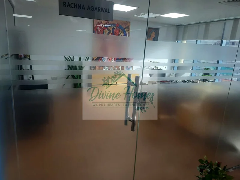مكتب مجهز بالكامل / موقع متميز / موقف سيارات محجوز63615249425667113