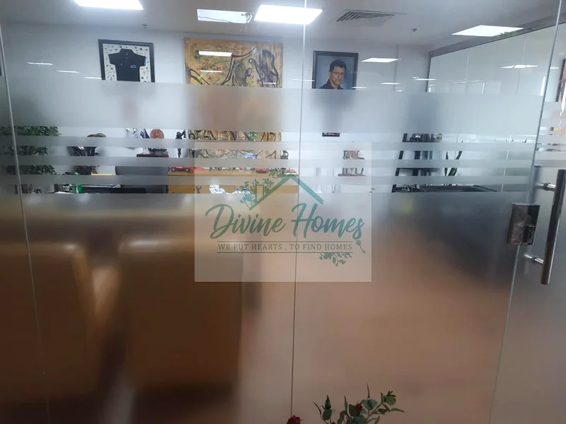 مكتب مجهز بالكامل / موقع متميز / موقف سيارات محجوز63615249425667111